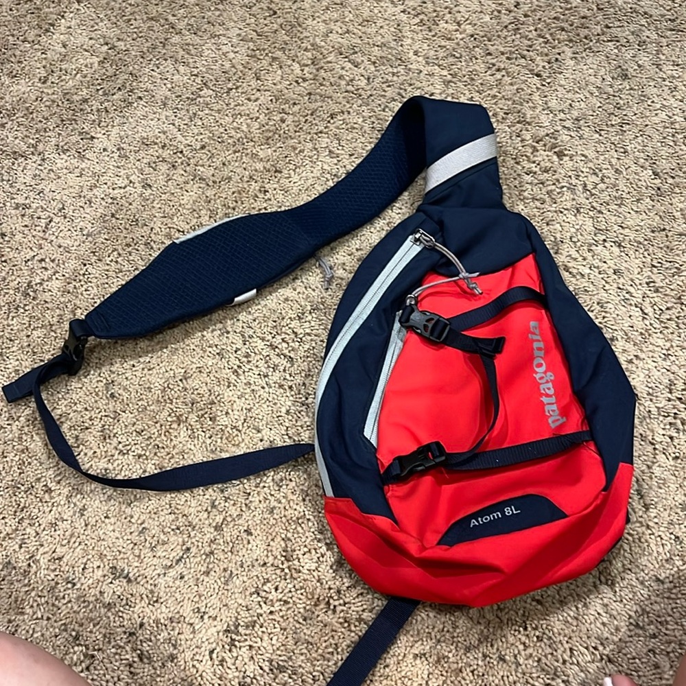 Like new Patagonia Atom 8L sling bag